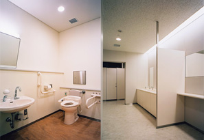 写真：身障者用トイレ・女子トイレパウダーコーナー