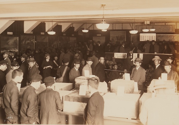 帝都復興展覧会に訪れた人々(市政会館展覧室)